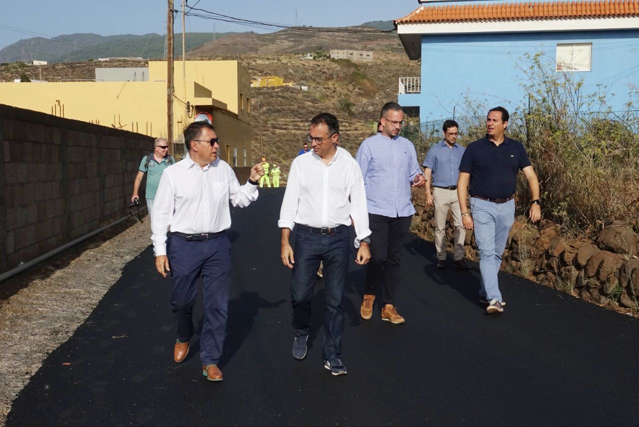 José Manuel Bermúdez (izquierda), alcalde de Santa Cruz, y Carlos Tarife (derecha), concejal de Servicios Públicos, visitan las obras de reasfaltado./ Cedida