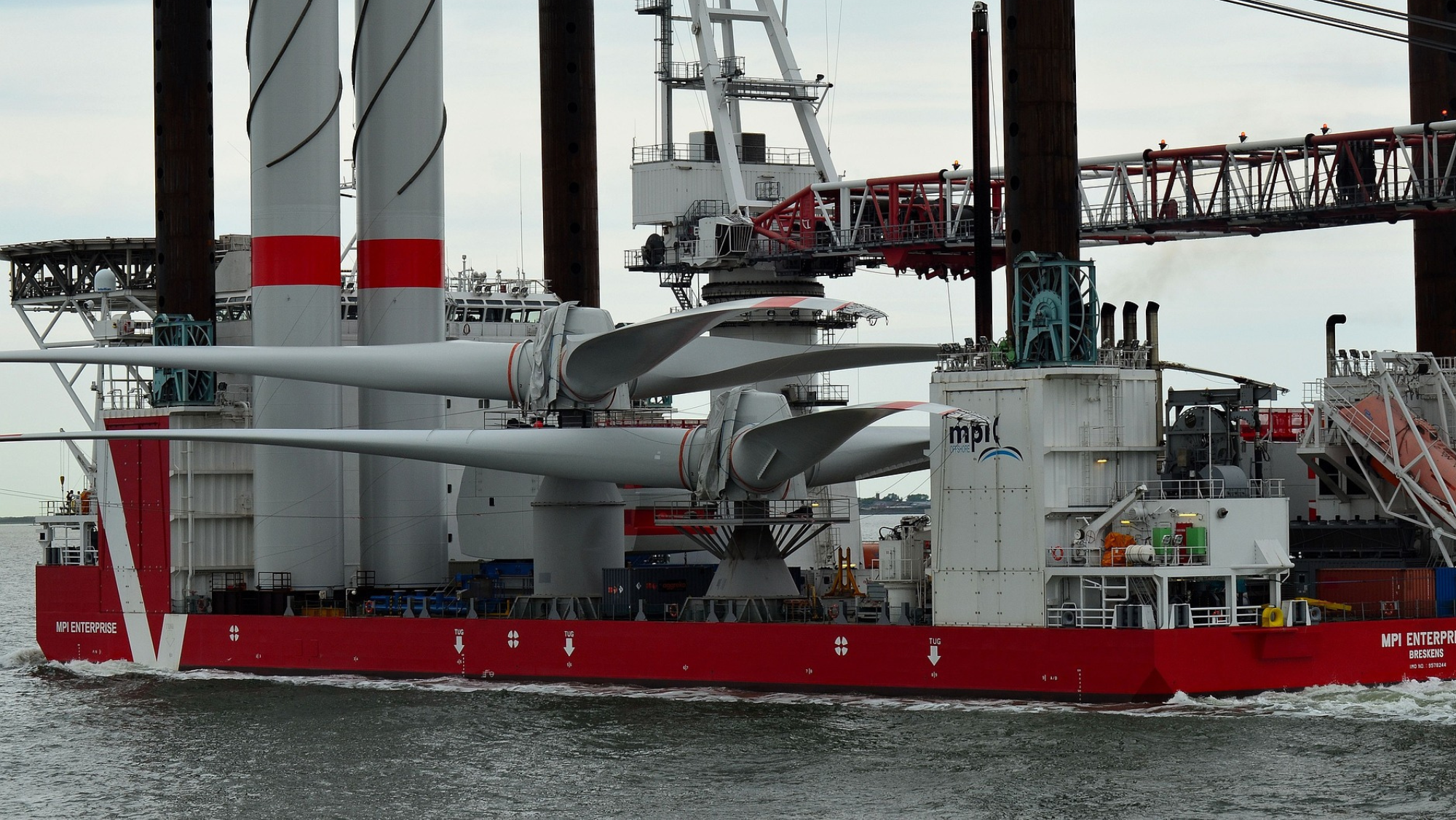 Transporte por mar de unas turbinas de energía eólica. / Pixabay