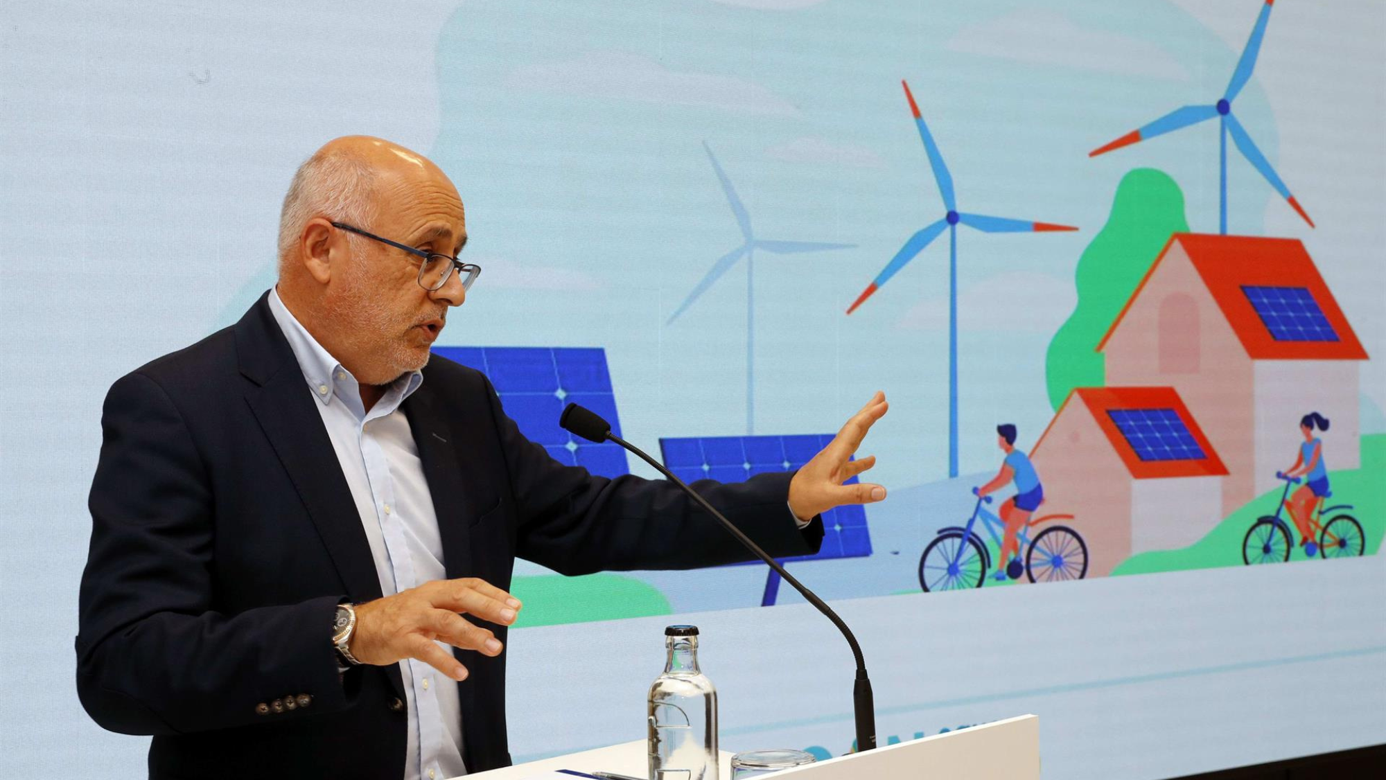 Antonio Morales, presidente del Cabildo de Gran Canaria, afirma que no hay alternativa al tren.  / EFE Elvira Urquijo A.