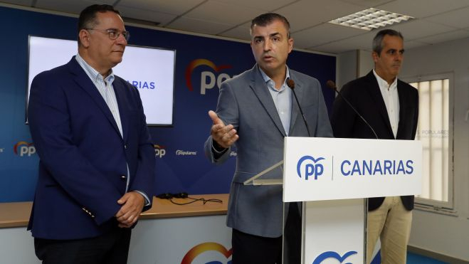 Manuel Domínguez, flanqueado por Poli Suárez y Miguel Jorge. / Elvira Urquijo A. (Efe)