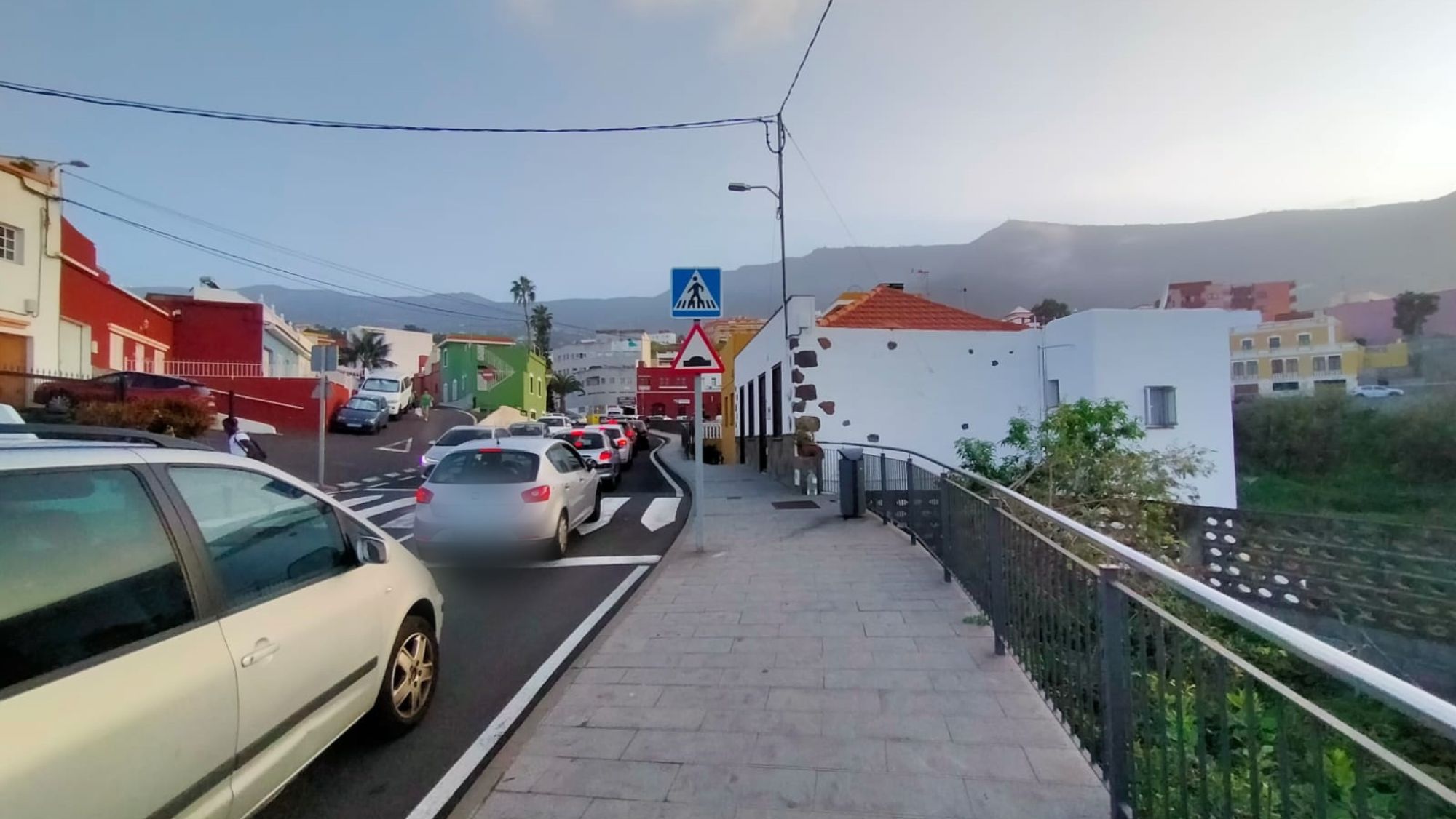 Colas en la entrada a Los Realejos por Los Barros, / Cedida