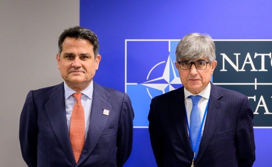 Miguel Fernández-Palacios (izq.) junto a su sucesor en la embajada ante la OTAN, Federico Torres Muro. / Representación Permanente de España en la OTAN