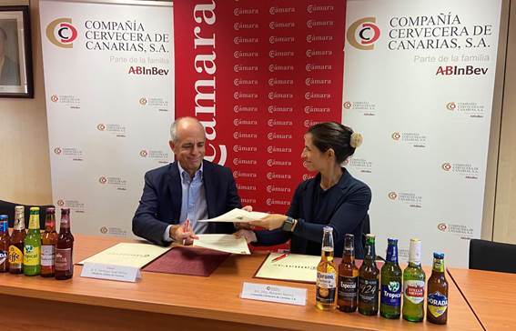 Santiago Sesé (izq.), presidente de la Cámara de Comercio, y Naveen Mehra, consejera delegada de la cervecera, firmando el acuerdo./ Cedida