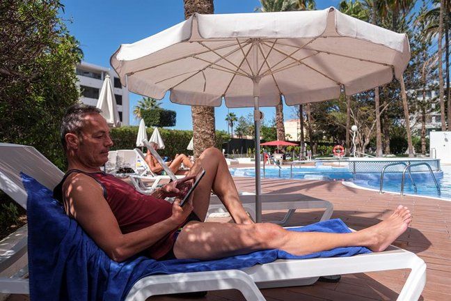 Las propias empresas las que envían a sus empleados al exterior y negocian con las hoteleras. /Efe