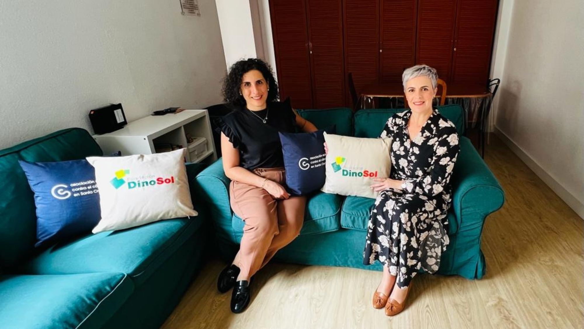 Ana Prado, gerente provincial de la AECC en Santa Cruz de Tenerife, y Virginia Ávila, directora de la Fundación DinoSol. /HiperDino