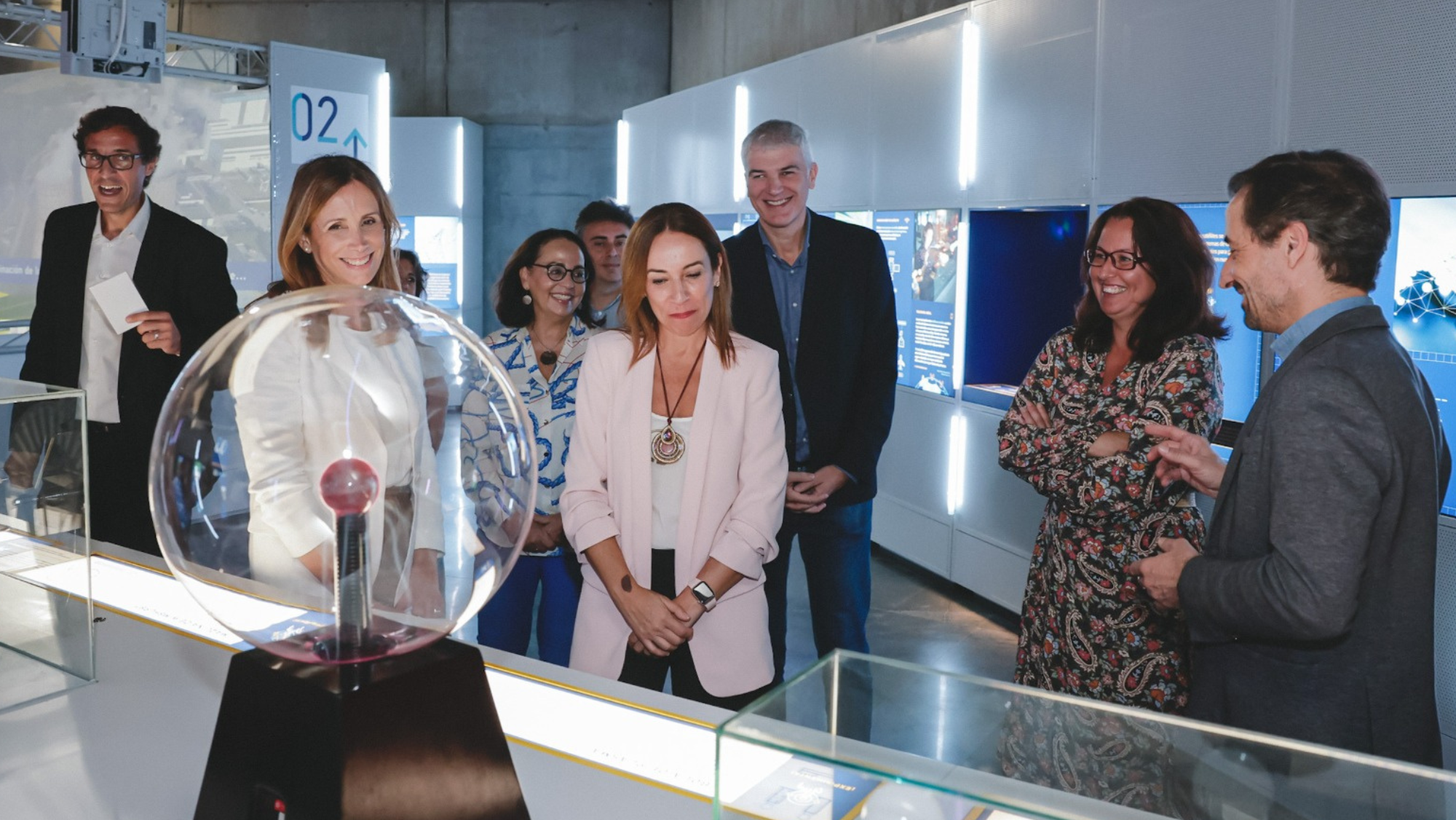 La directora de Energía, Rosana Melián, (centro), la delegada regional de Canarias de Redeia, Ainara Irigoyen (izda), la consejera insular de Museos, Concepción Rivero, (dcha) y el  el director del Museo de la Cien