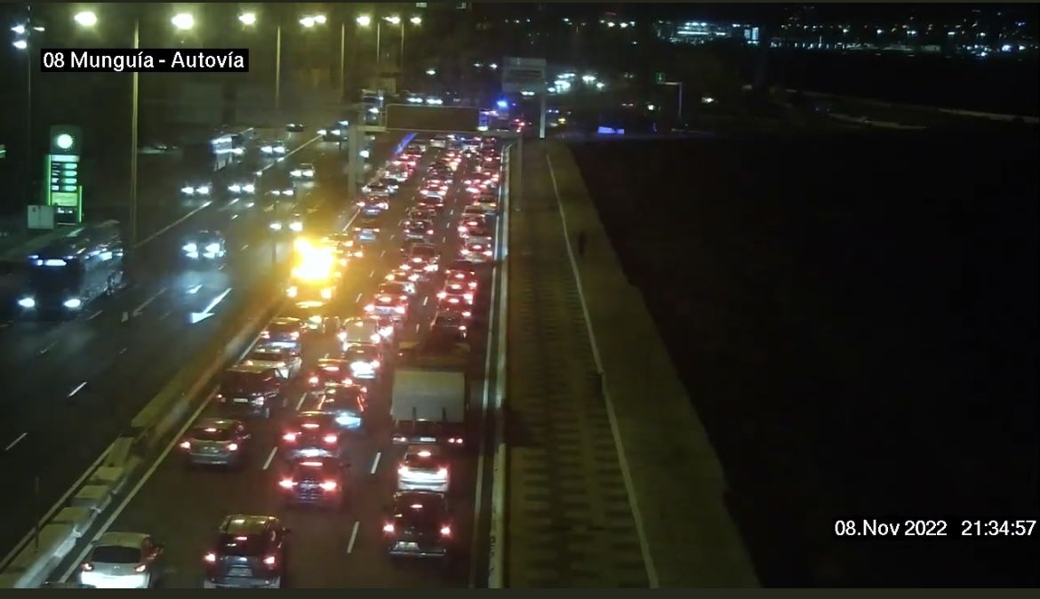 Imagen de las retenciones provocadas por el accidente en la Avenida Marítima. / Policía Local LPA