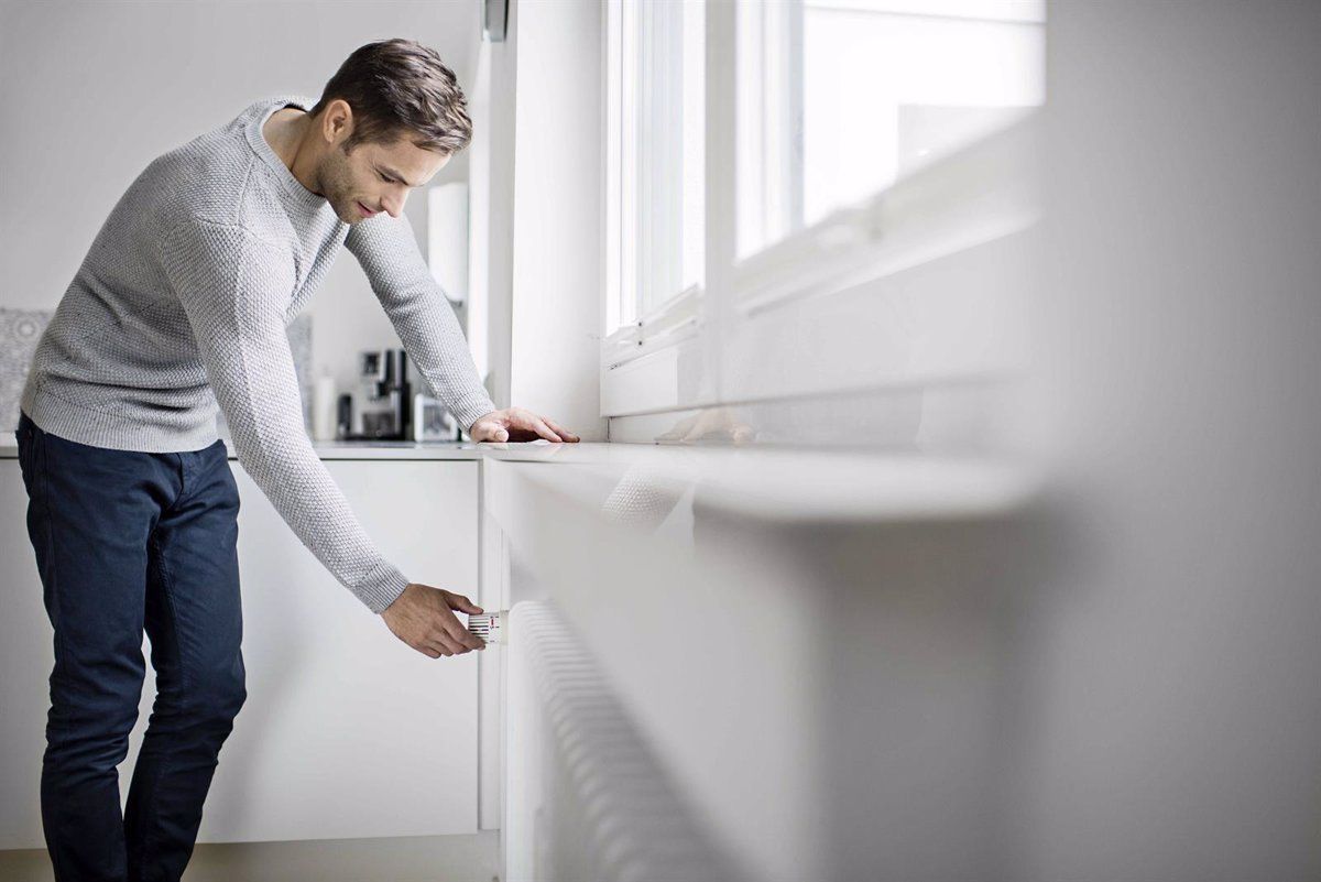 Una persona regulando la temperatura de su calefacción. / Europa Press 