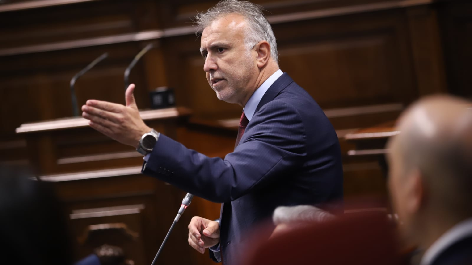 Torres durante una de sus intervenciones en el Pleno del Parlamento. / Gobierno de Canarias