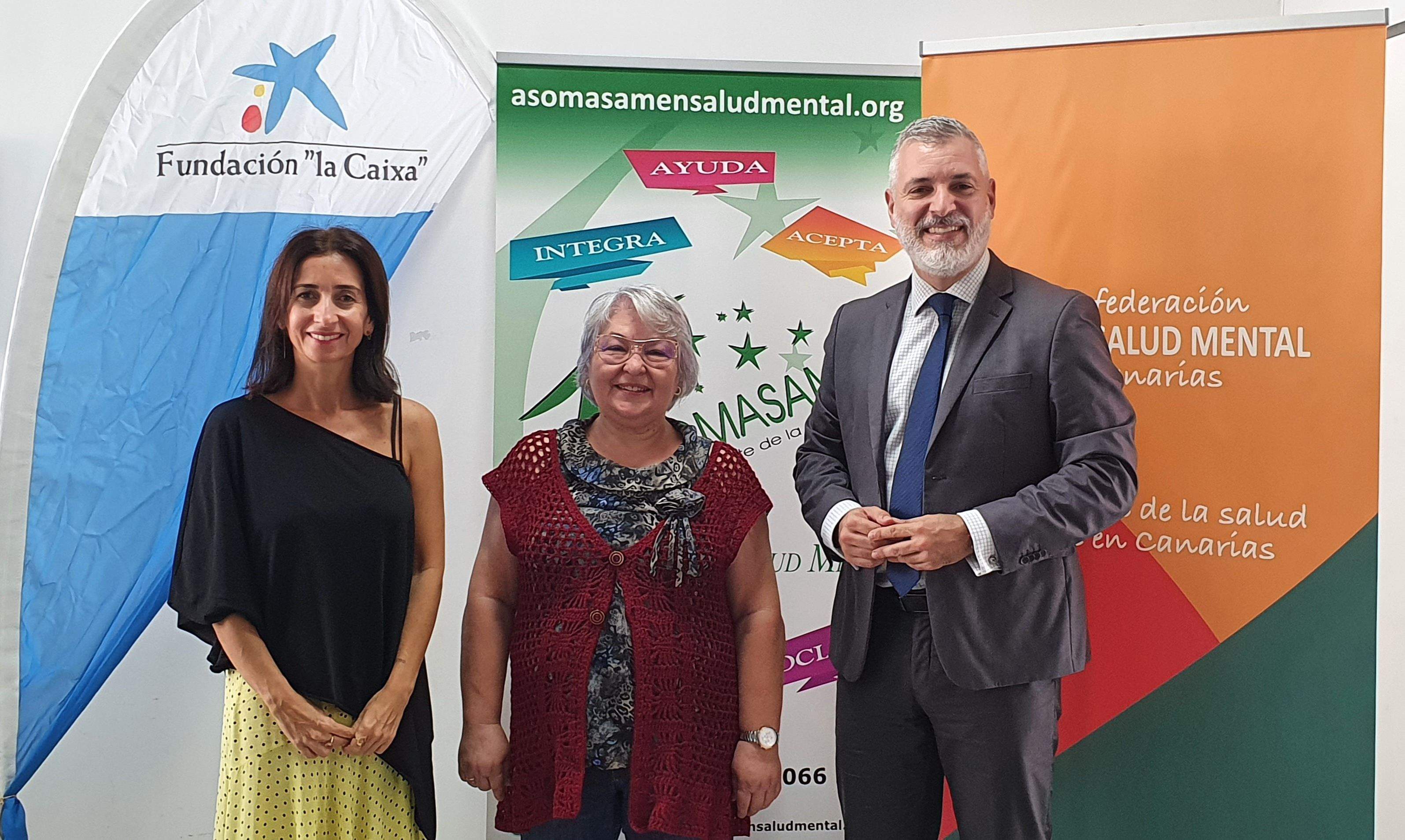 Olga del Pino, responsable de Acción Social de CaixaBank; Ana Trujillo, presidenta de Asomasamen; y Sebastián Godoy, director de área de la entidad financiera en Fuerteventura. / CaixaBank