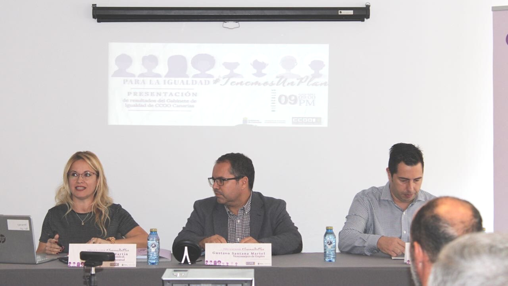De izquierda a derecha: Esther Martin, secretaría de Acción Sindical, Igualdad y Juventud; Gustavo Santana, Viceconsejero de Empleo y Alejandro Ramos, director General de Trabajo durante la presentación del informe de igualdad en las empresas. / CCOO