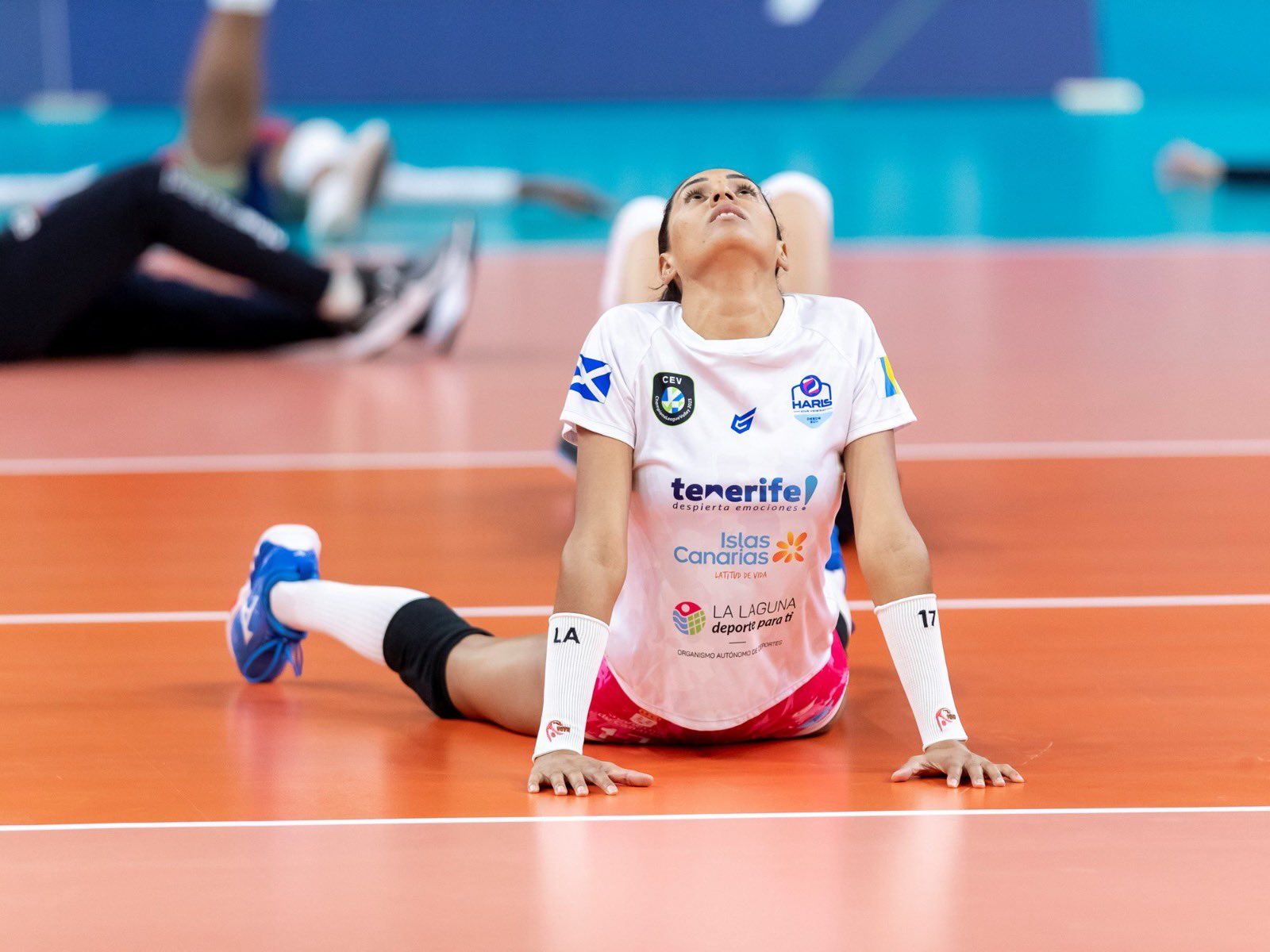 Lisbet Arredondo realizando ejercicios de calentamiento antes del partido del Haris ante el Vasas Obuda./ Twitter Haris.