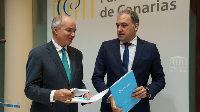 José Alberto Díaz-Estébanez (izq.), diputado de Coalición Canaria, y Carlos Ester, diputado del Partido Popular. / EFE/Ramón de la Rocha