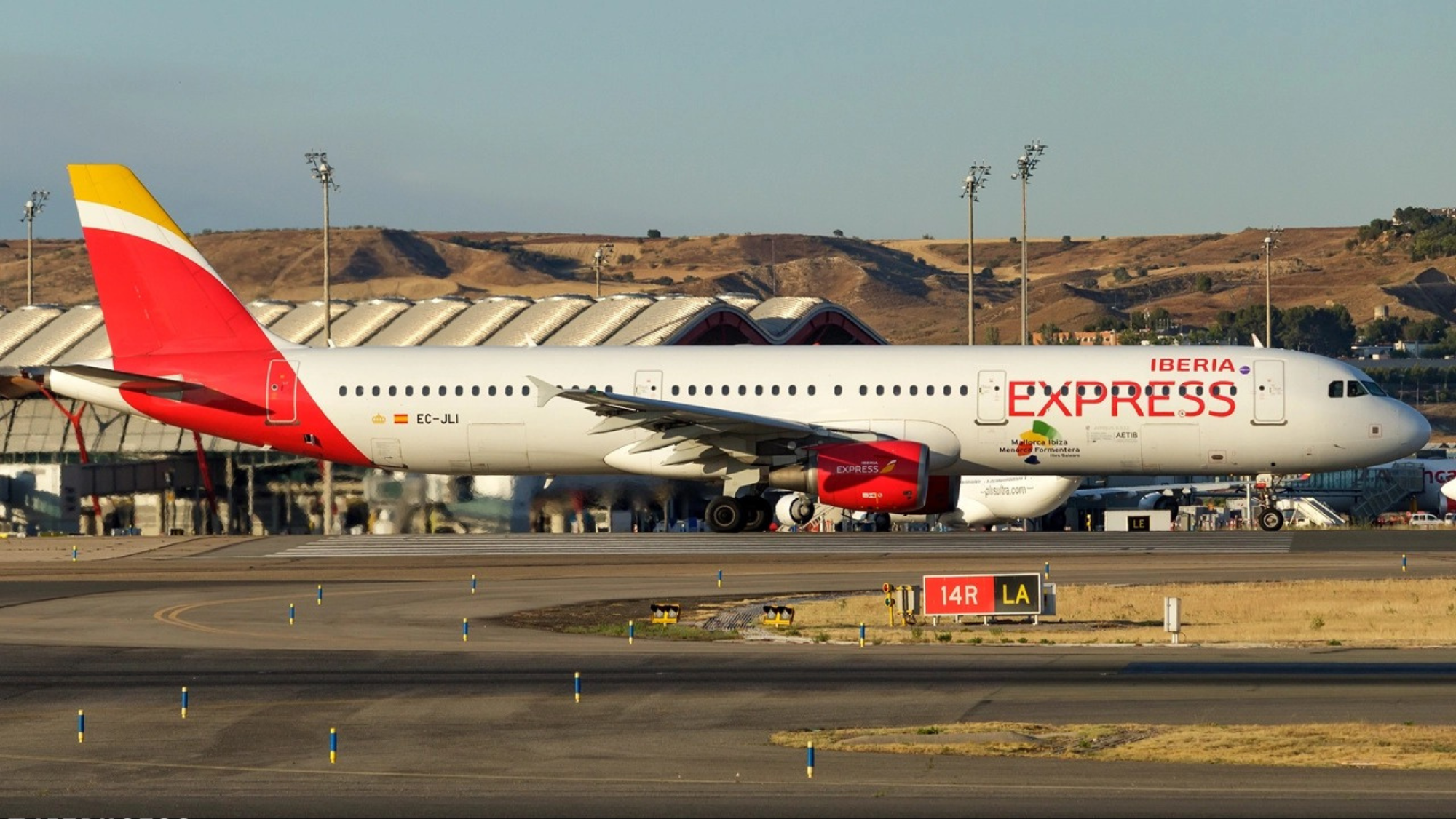 El avión de Iberia Express con matrícula EC-JLI que ha sufrido un problema eléctrico./ Imagen de archivo en la T4 de Madrid-Barajas