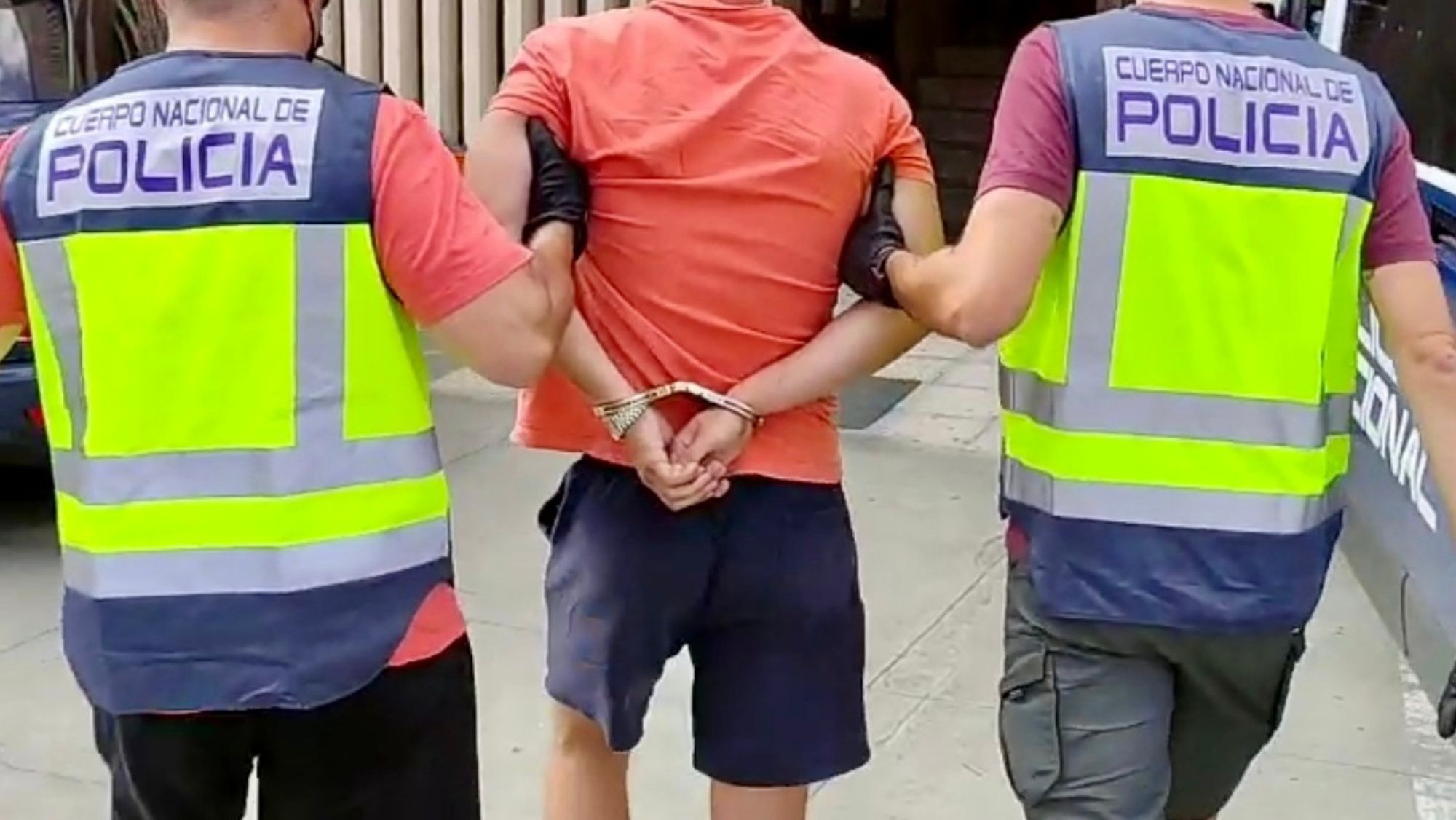 La Policía Nacional lleva a un detenido, como el extraditado a Perú / Cedida