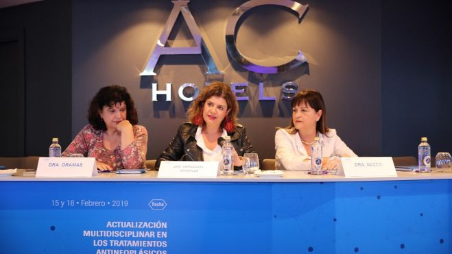 Elizabeth Hernández (centro) es la nueva directora del Servicio Canario de la Salud. / Consejería de Sanidad