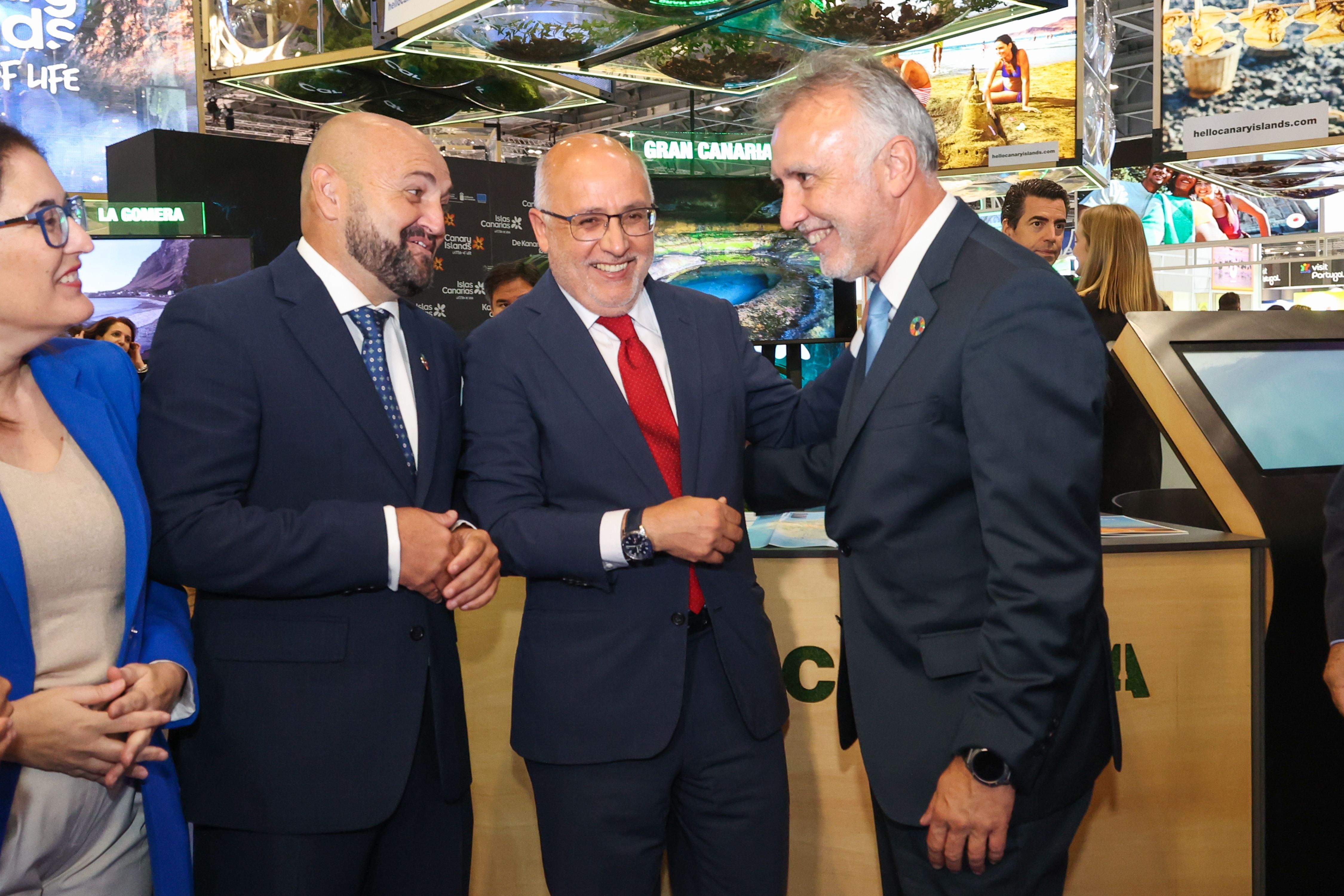 Carlos Álamo, consejero de Turismo, Antonio Morales, presidente del Cabildo, y Ángel Víctor Torres, presidente del Gobierno de Canarias, en la última WTM de Londres. / FB
