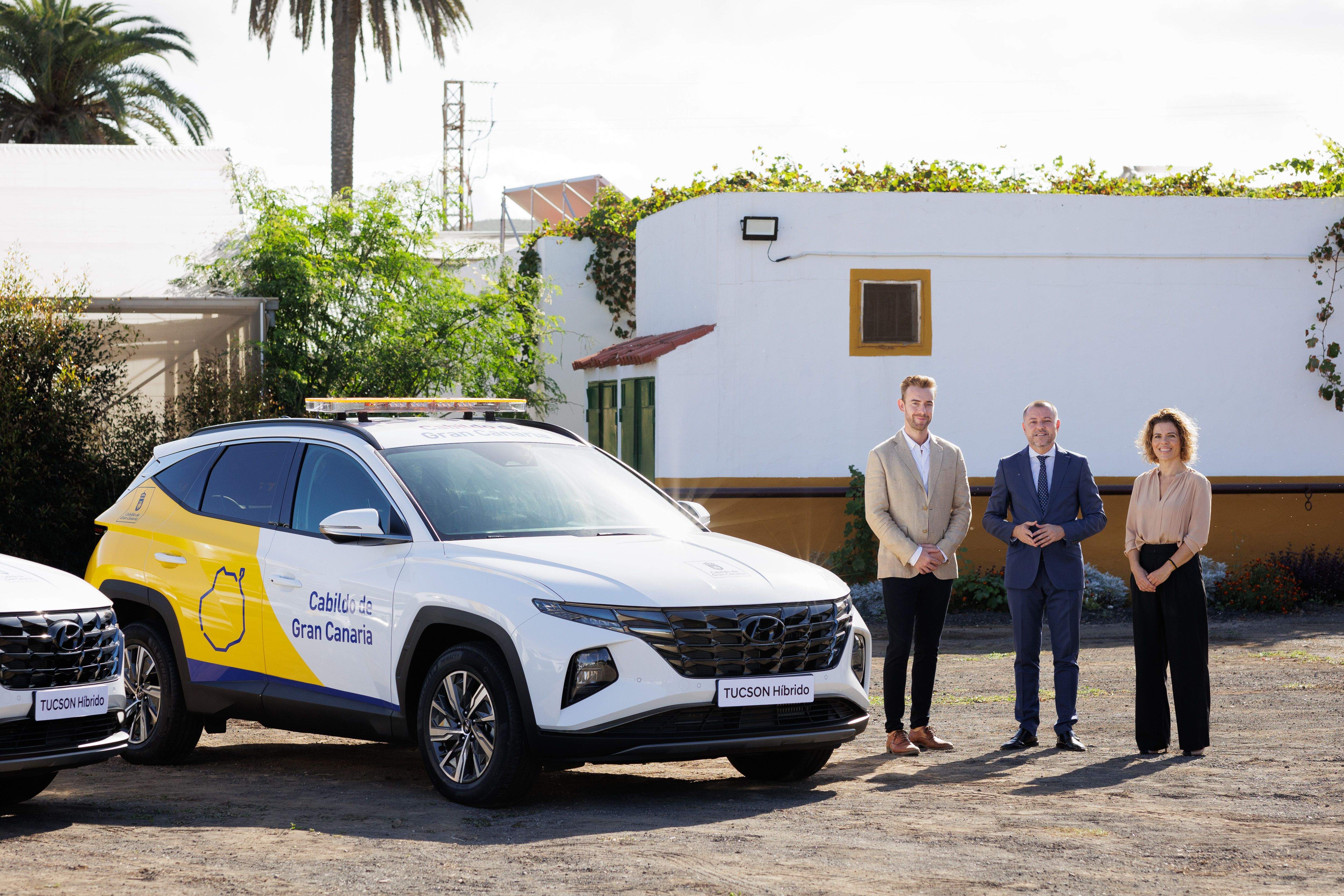 Daniel Neumüller, CEO de EFFI, Teodoro Sosa, consejero de Presidencia del Cabildo de Gran Canaria, y Nayra Pérez, brand manager de Hyundai Canarias. a 