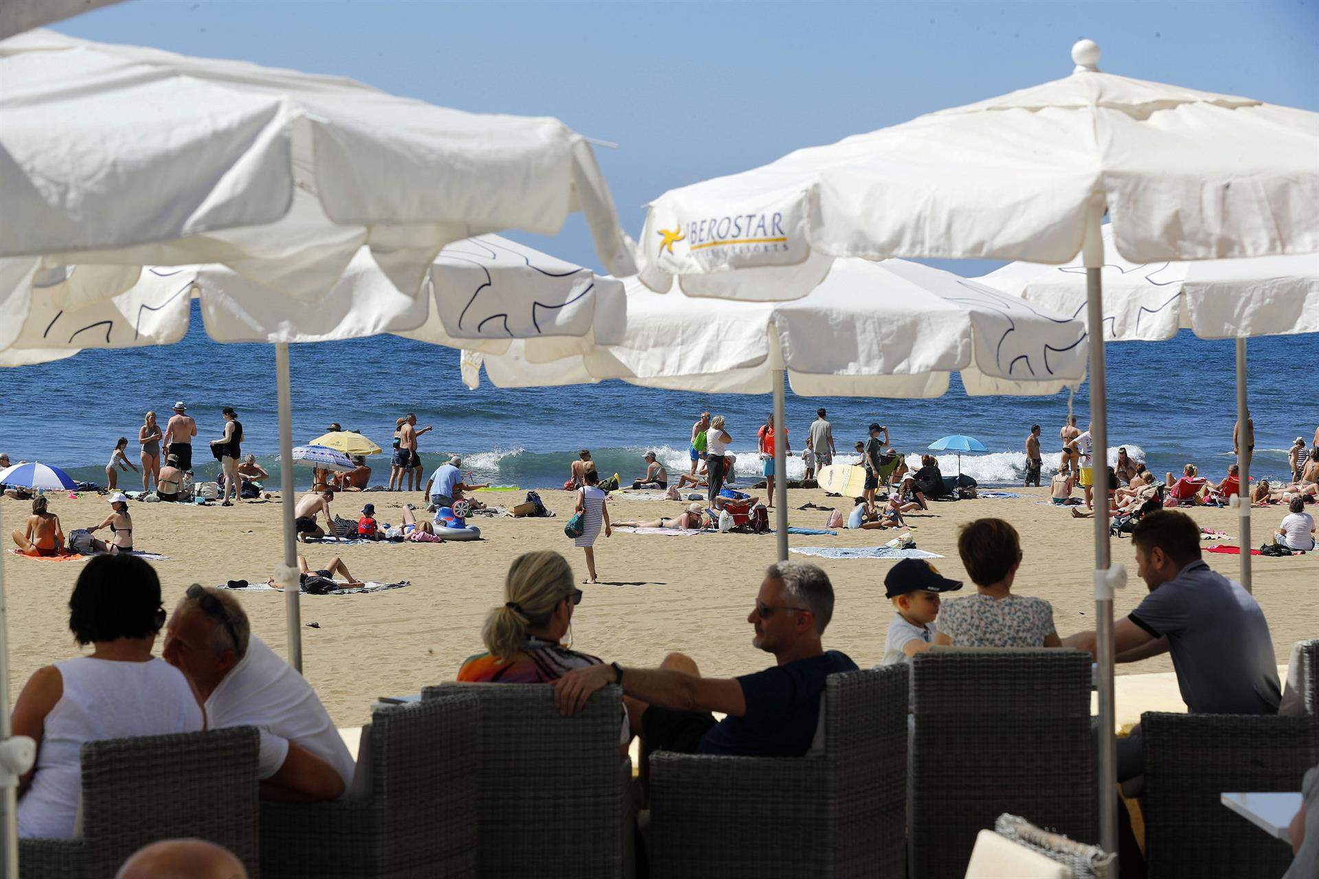 Foto de archivo de turistas en el sur de Gran Canaria. / EFE / Elvira Urquijo A.