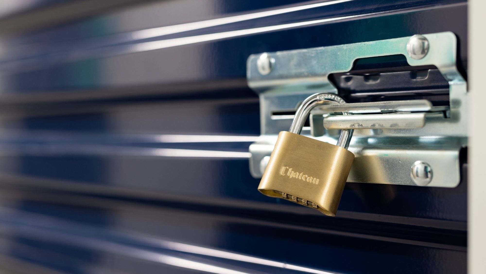 Puerta asegurada de un trastero, que permite más espacio para almacenaje privado. / Masquetrasteros