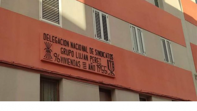 Placa del régimen franquista 'Delegación de Sindicatos' en La Atalaya, en el municipio de Santa María de Guía. / CEDIDA