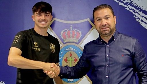 Alberto Martín Teto y Juan Carlos Cordero después de firmar la ampliación de contrato del canterano./ CDT.