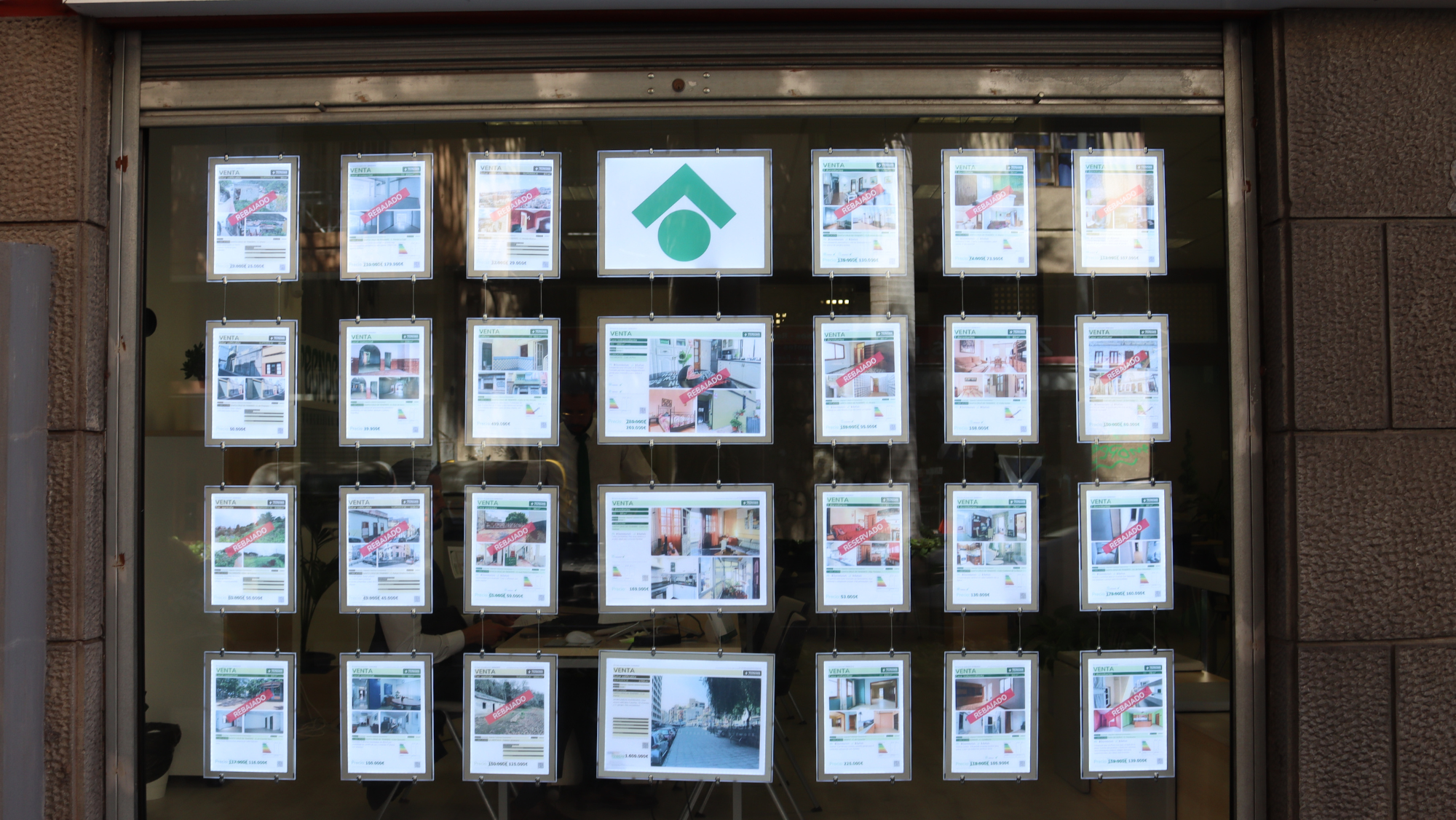 Carteles de venta y alquiler de viviendas de una inmobilaria en Santa Cruz de Tenerife./ATLÁNTICO HOY Carteles de venta y alquiler de viviendas de una inmobilaria en Santa Cruz de Tenerife./ATLÁNTICO HOY