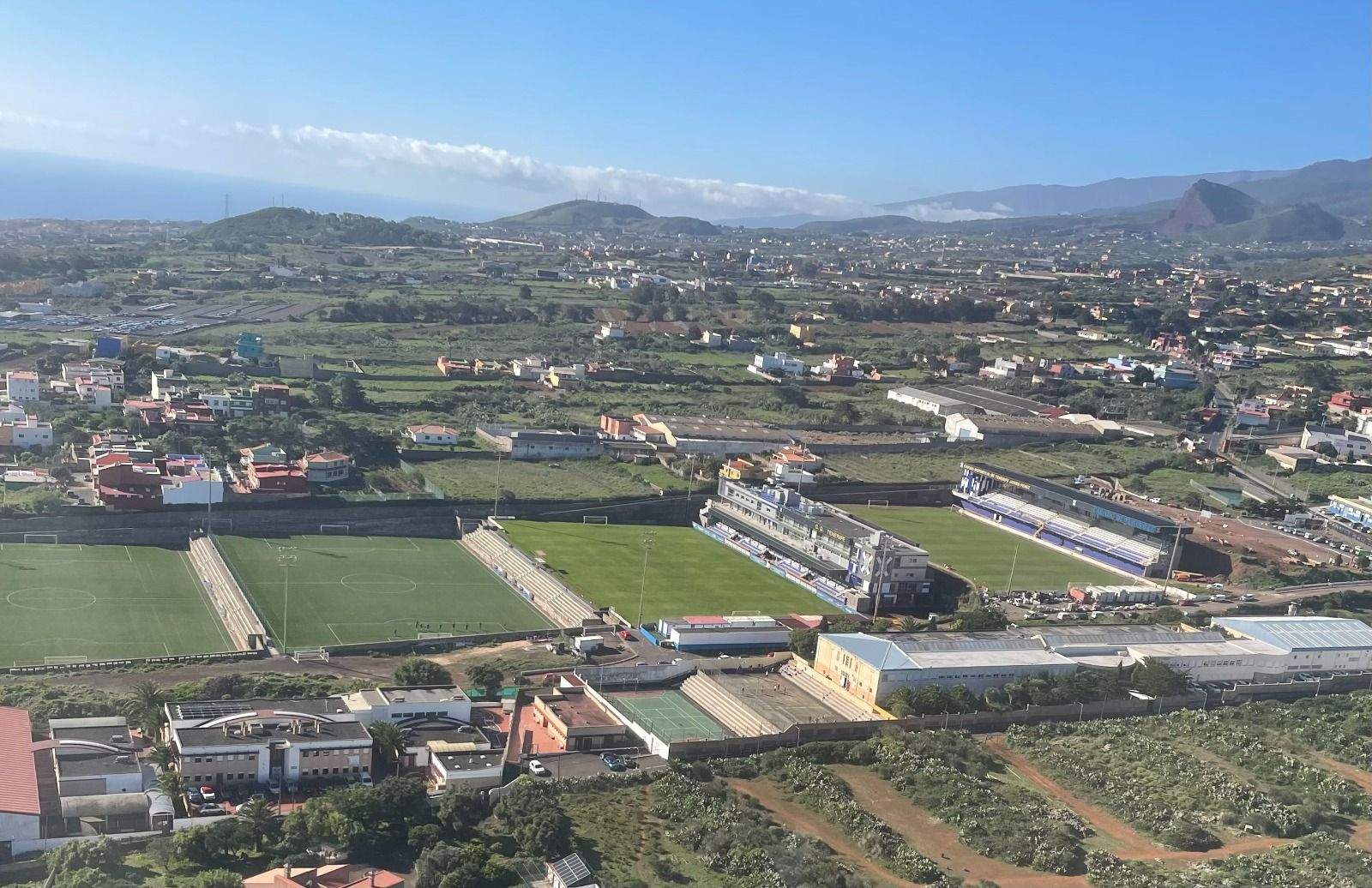 Vista aérea de los cuatro campos, dos de césped natural y dos sintéticos, que conforman la Ciudad Deportiva Javier Pérez./ AH.