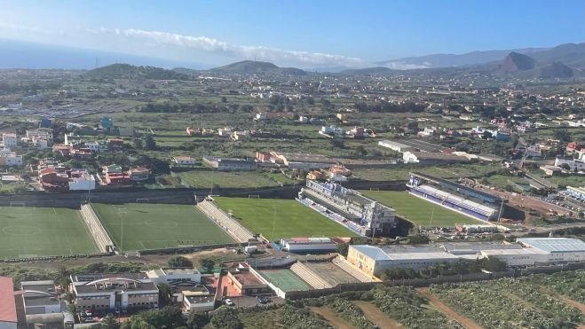 Vista aérea de los cuatro campos, dos de césped natural y dos sintéticos, que conforman la Ciudad Deportiva Javier Pérez./ AH.