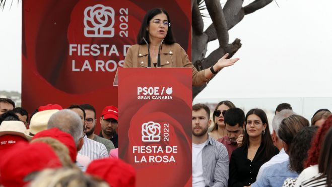 Momento en que Carolina Darias se dirige a los presentes en la Fiesta de la Rosa del PSOE grancanario. : Elvira Urquijo A. (EFE)