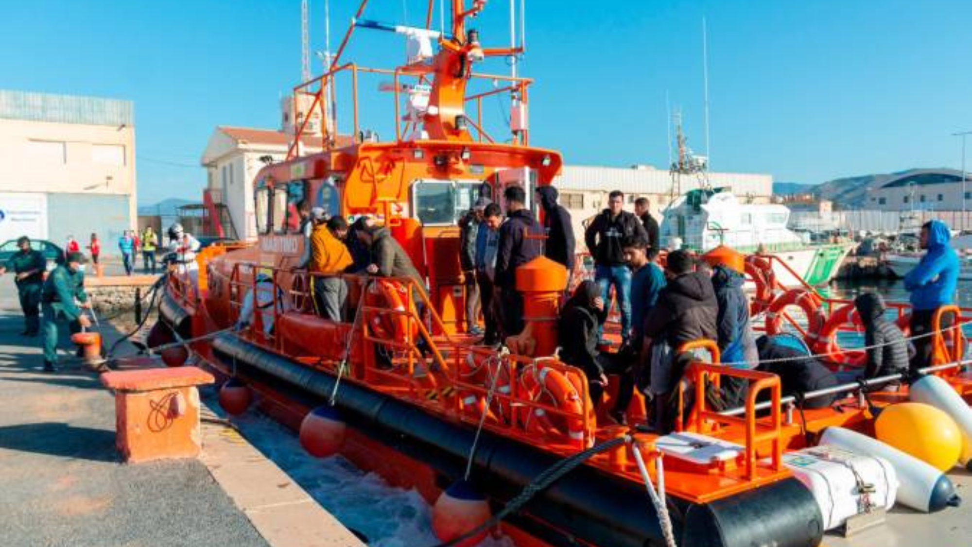 Las personas migrantes fueron localizadas en dos pateras. /Efe