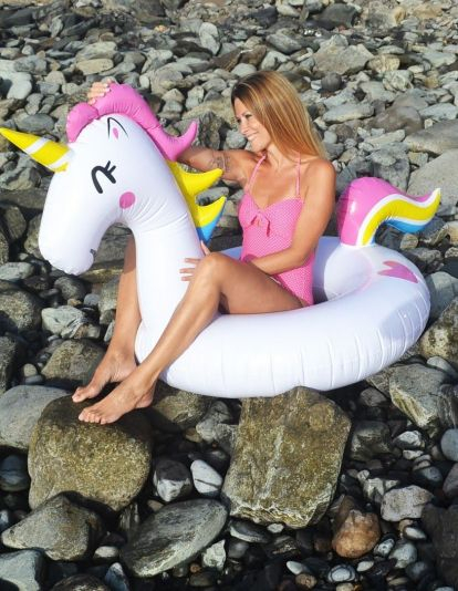 Ana Trabadelo en un flotador en forma de unicornio, 'animal' representativo de la diabetes. / Cedida