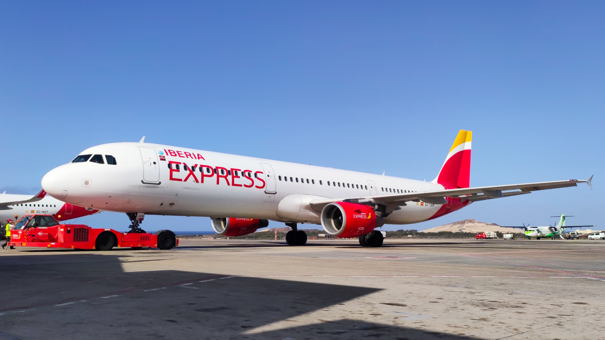 El avión de Iberia Express con matrícula EC-JDR que sufrió un impacto de un ave este domingo./ Jetphotos