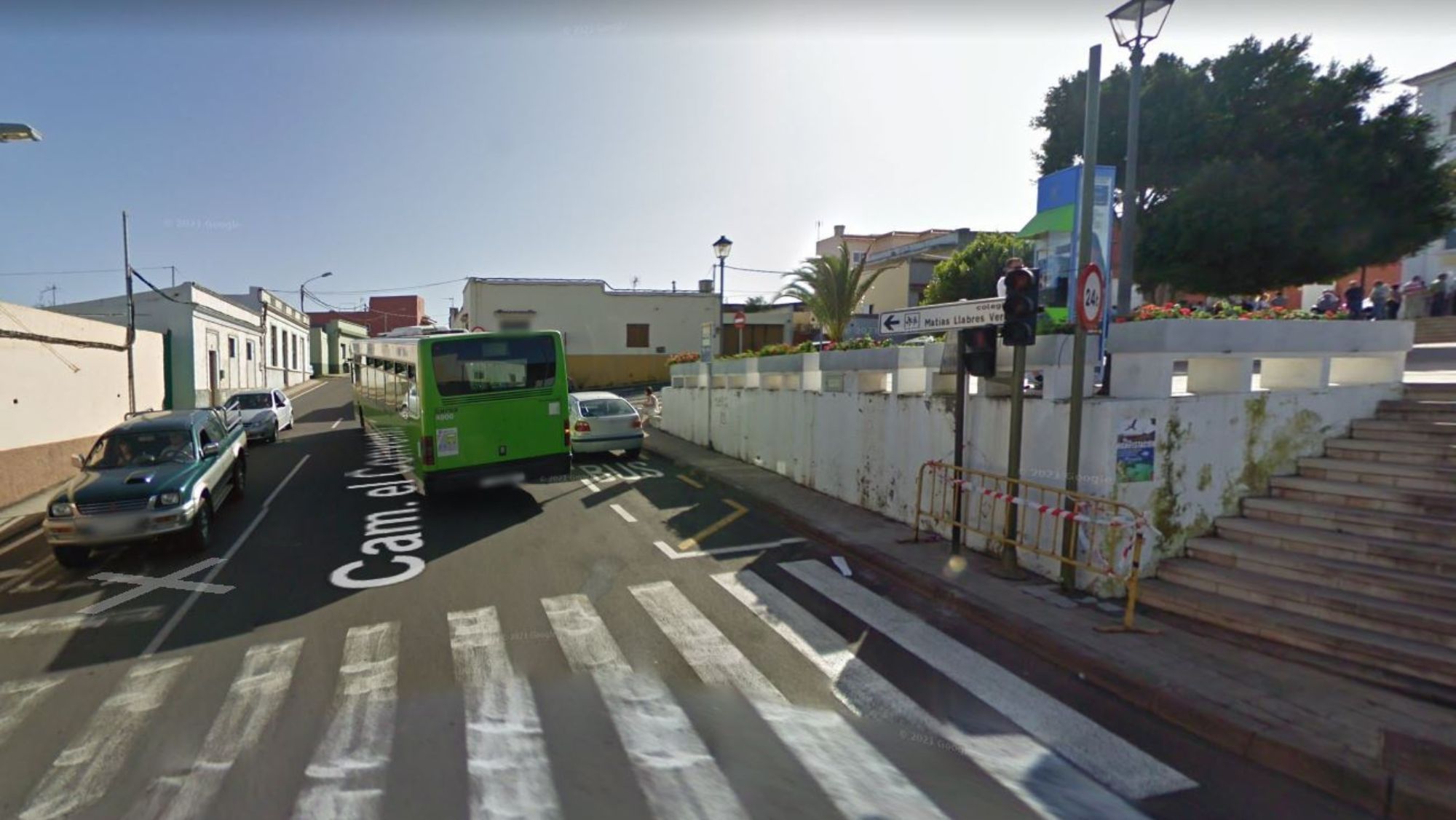 Una guagua Titsa realiza un giro en la plaza de Llano del Moro. / Maps Una guagua Titsa realiza un giro en la plaza de Llano del Moro. / Maps