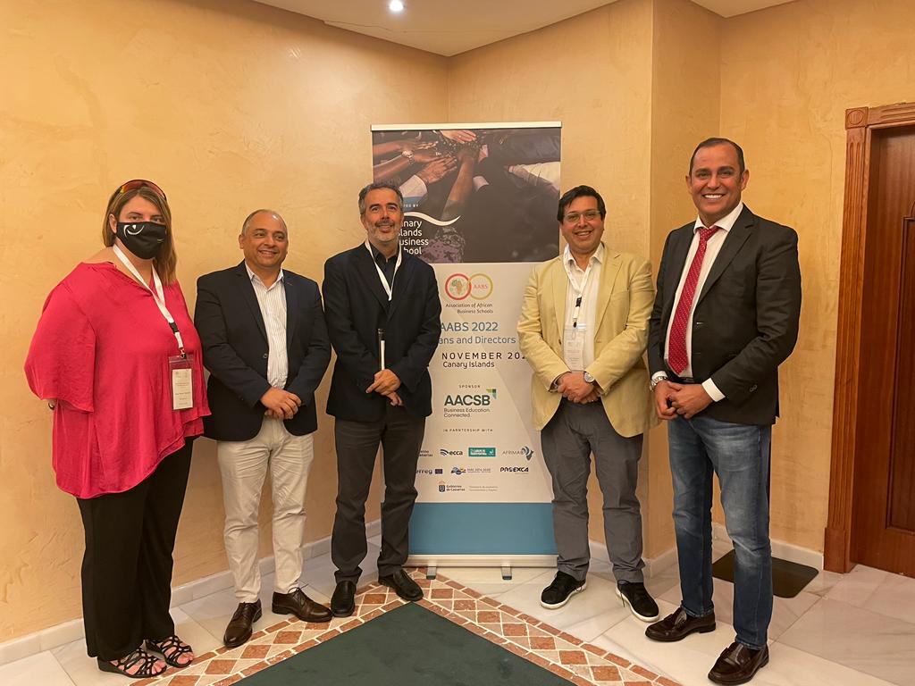 Ana Pérez, a la izquierda, y Blas Acosta, a la derecha, junto a los organizadores del foro. / AH