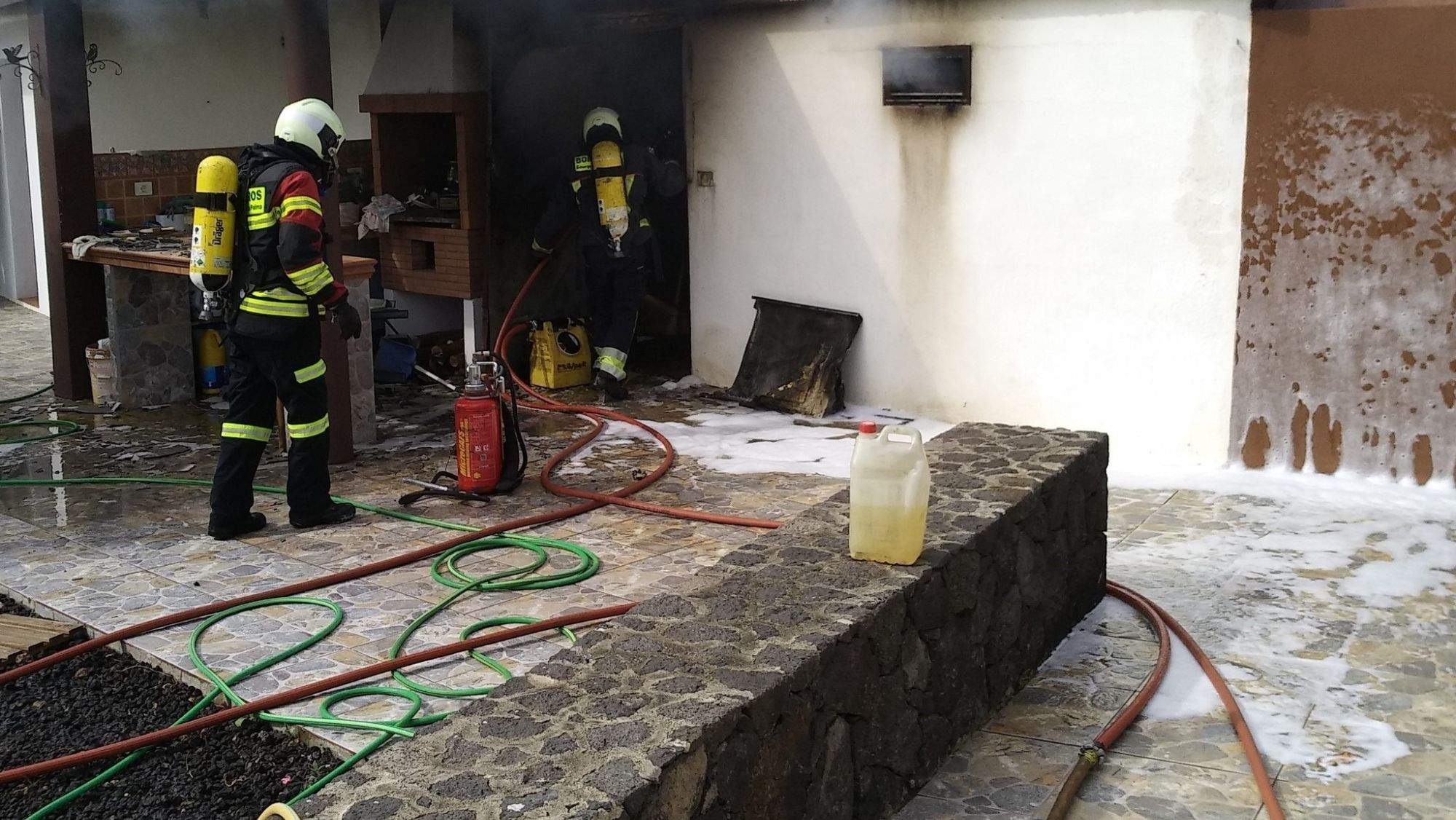 Bomberos de La Palma sofocan un incendio en una vivienda en Santa Cruz. / Archivo / Bomberos de La Palma