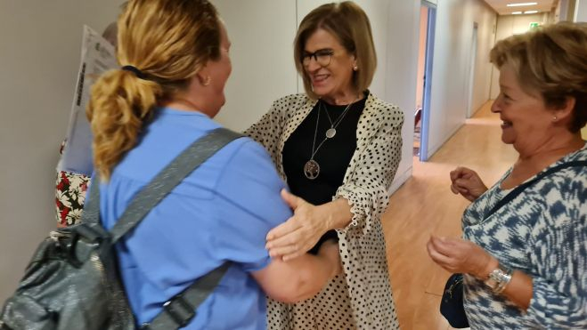 Inma Medina, con representantes de la AAVV Lugar de Lugarejo de San Lorenzo. Inma Medina, con representantes de la AAVV Lugar de Lugarejo de San Lorenzo.