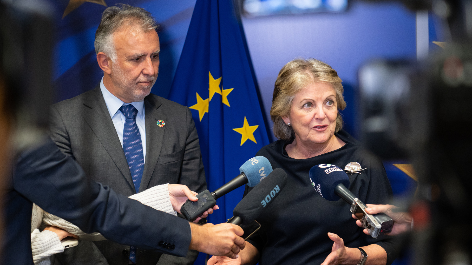 La comisaria de Política Regional de la Unión Europea, Elisa Ferreira, atiende a los medios de comunicación tras su encuentro con el presidente de Canarias, Ángel Víctor Torres. / Efe