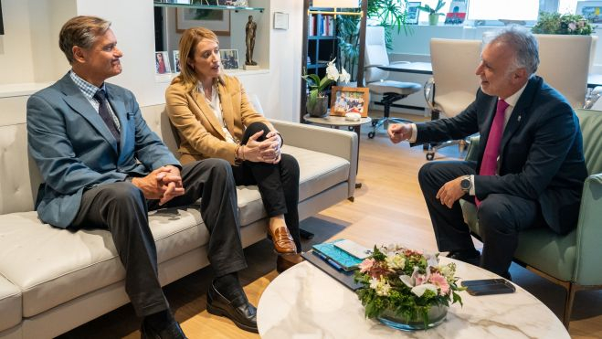 El presidente de las Islas Canarias, Ángel Víctor Torres, se reúne con la presidenta del Parlamento Europeo, Roberta Metsola, este miércoles en Bruselas, Bélgica. /Efe