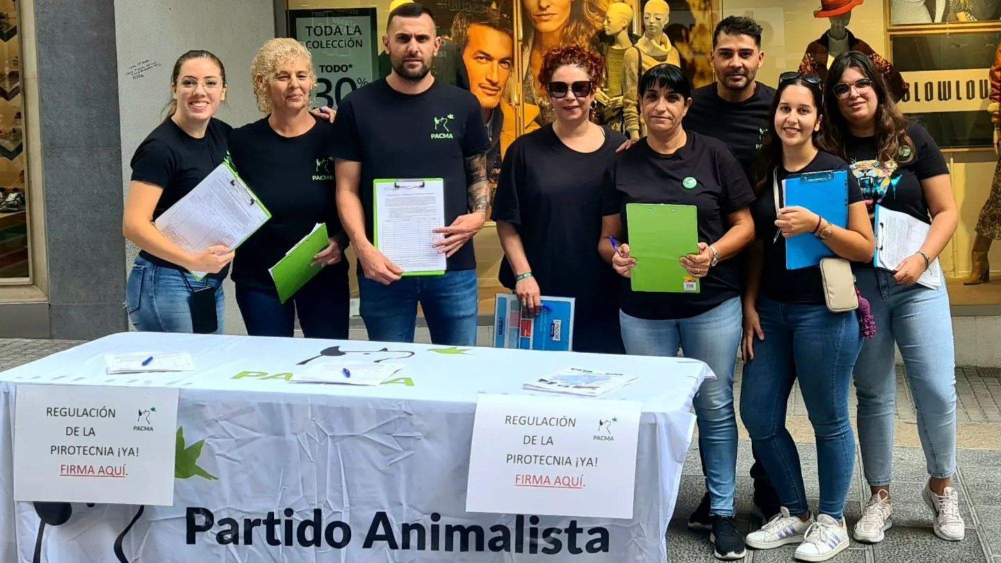 Cristo Gil (tercero por la derecha) y más integrantes de PACMA recogen firmas en Santa Cruz de Tenerife para la regularización de la pirotecnia. / PACMA Canarias