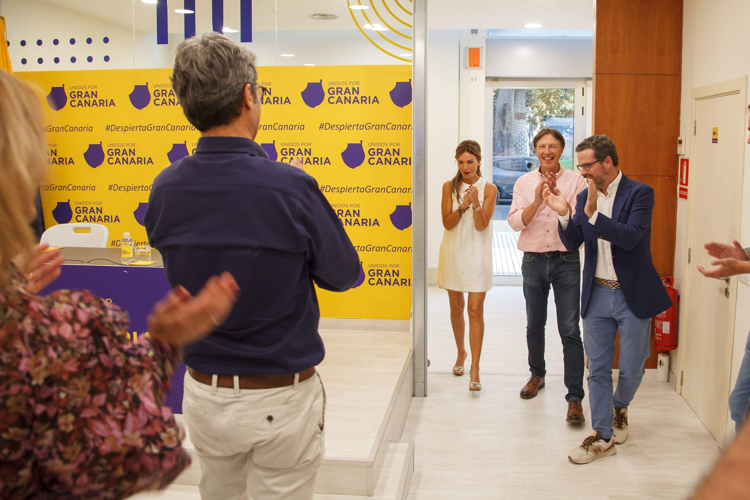 José María Ponce, escoltado por Lucas Bravo de Laguna y Carmen León. / AH