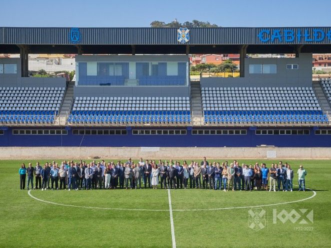 Los asistentes al acto de presentación sobre el césped del campo central en la Ciudad Deportiva Javier Pérez./ CDT.