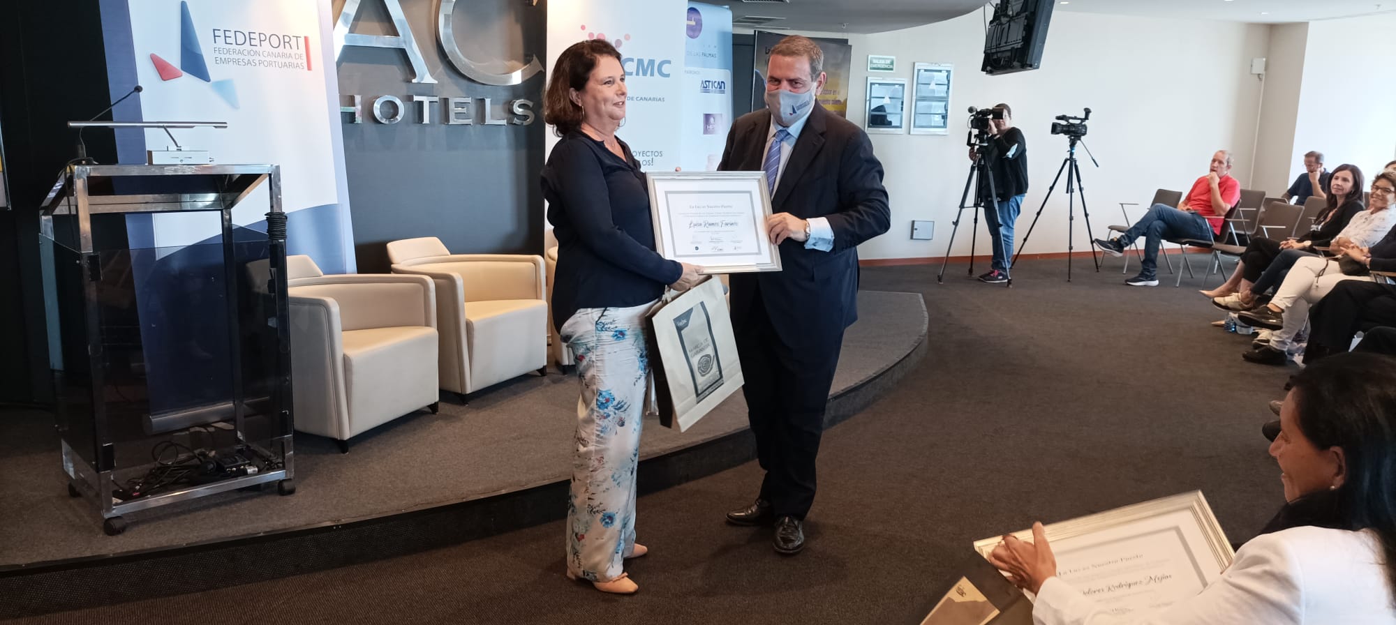 Luisa Ramos recoge su reconocimiento en el foro 'La Luz Es Nuestro Puerto - Mujeres en Azul'. / AH