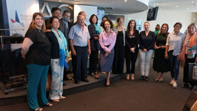 Foto de familia del foro 'La Luz es Nuestro Puerto Mujeres en Azul'. / AH