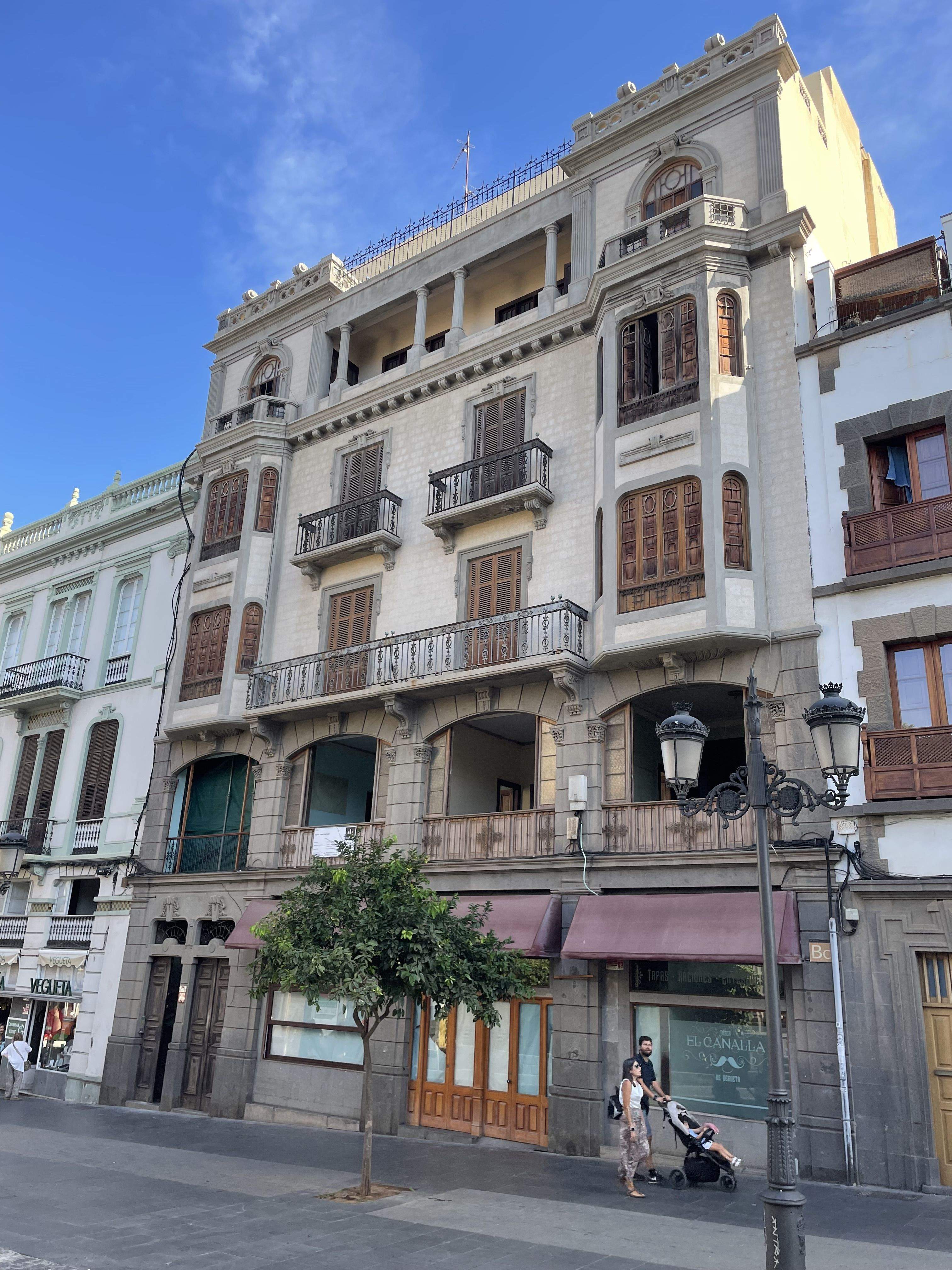 Fachada del edificio que acoge el Masanet Emblematic Hotels en Vegueta. / AH
