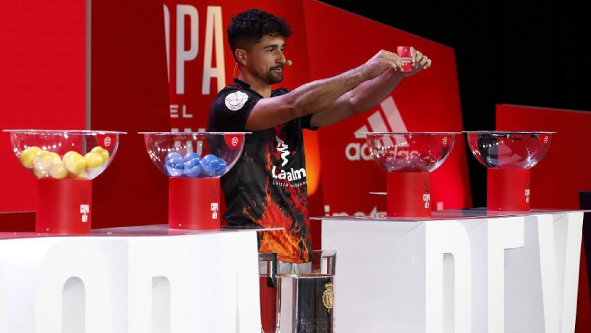 El portero Luis Arellano extrae la bola del Atlético Paso en el sorteo realizado en la Ciudad del Fútbol de Las Rozas./ RFEF.