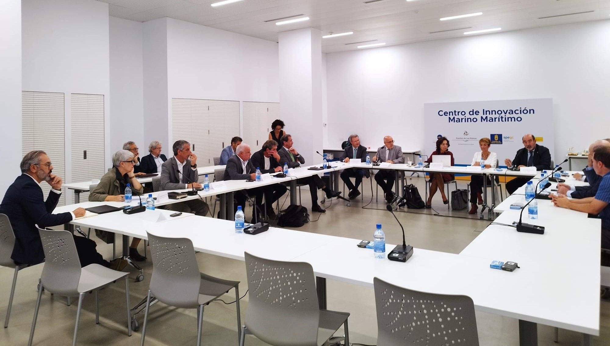 Mesa de debate en el Clúster Marítimo de Canarias, presidida por Maria Damanaki, Elena Mañez, Antonio Morales y Vicente Marrero, sobre Economía Azul