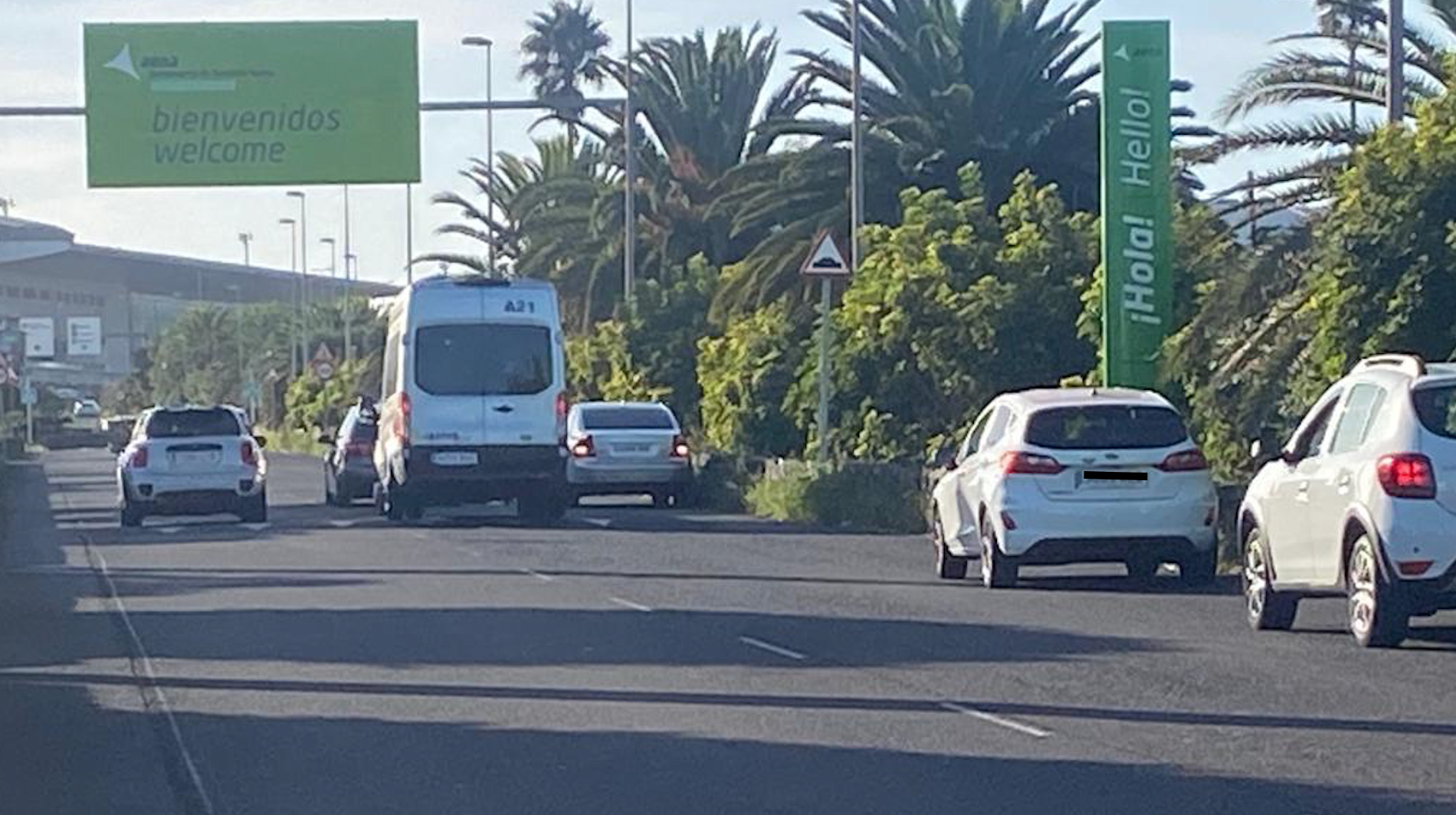 Parking improvisado en los aledaños de Los Rodeos, la alternativa de los usuarios para no pagar por aparcar./ AH