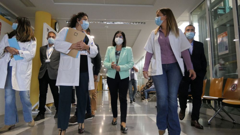 La ministra de Sanidad, Carolina Darias (centro), visitando el hospital de El Hierro./ Cedida
