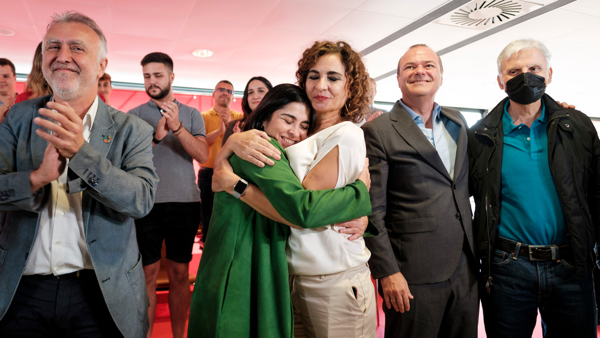 Carolina Darias abraza a la ministra de Haciendo, María Jesús Montero. / EFE / Ángel Medina G.